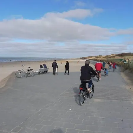 Residentie Astrid Met Private Parking Bredene