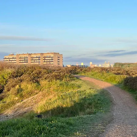 Residentie Astrid Met Private Parking * Bredene